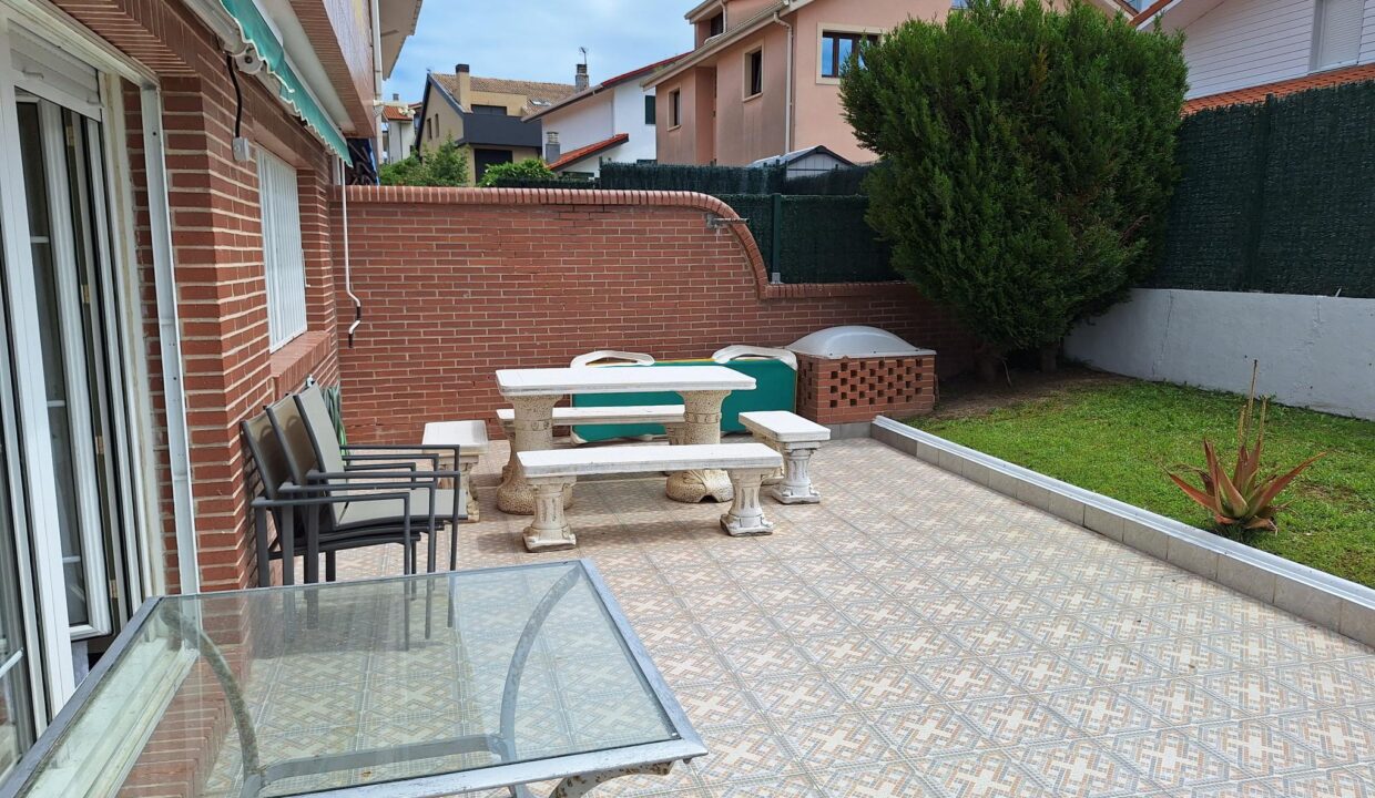 CHALET ADOSADO EN VENTA EN GORLIZ —