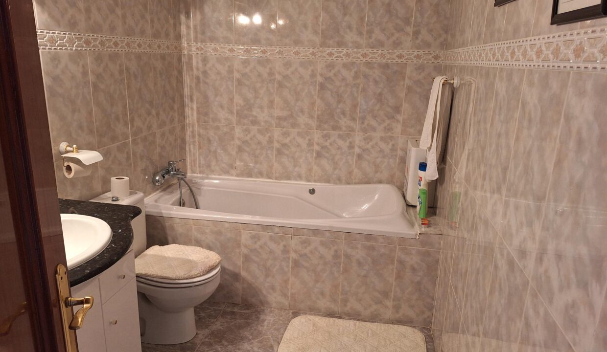 CHALET ADOSADO EN VENTA EN GORLIZ —