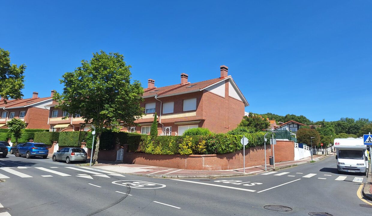 CHALET ADOSADO EN VENTA EN GORLIZ —