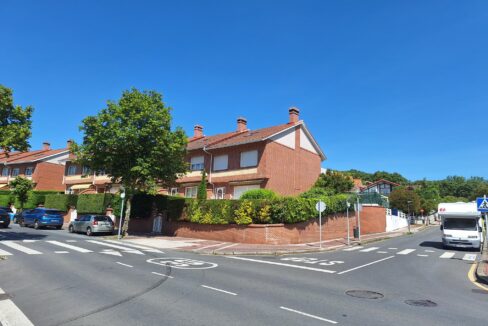 CHALET ADOSADO EN VENTA EN GORLIZ —