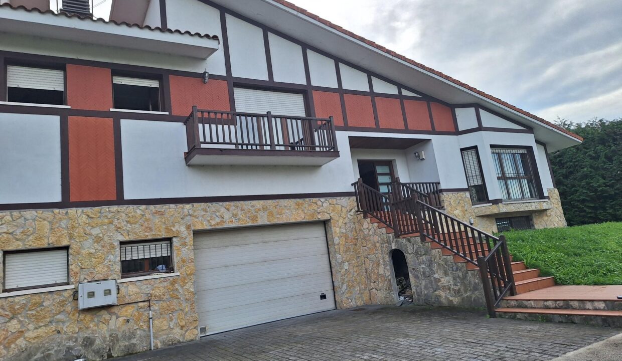 CASA BIFAMILIAR EN VENTA EN LAUKIZ