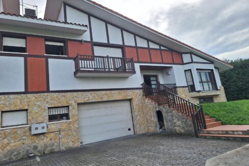 CASA BIFAMILIAR EN VENTA EN LAUKIZ