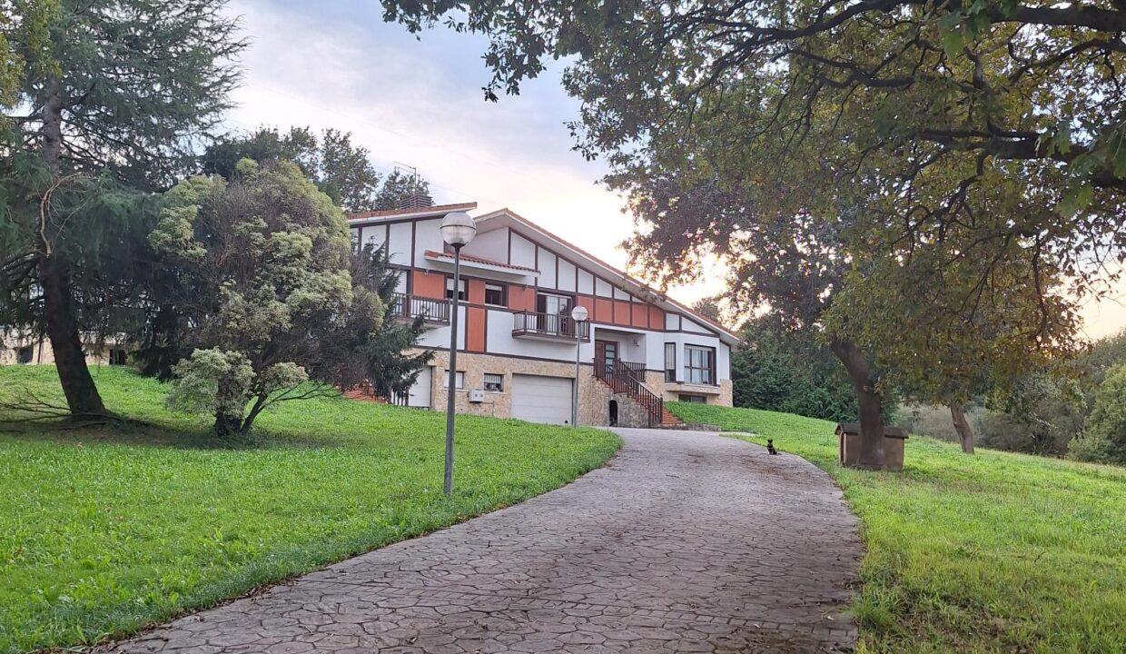 CASA BIFAMILIAR EN VENTA EN LAUKIZ