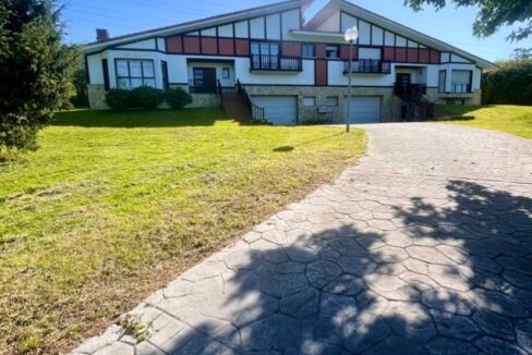 CASA BIFAMILIAR EN VENTA EN LAUKIZ