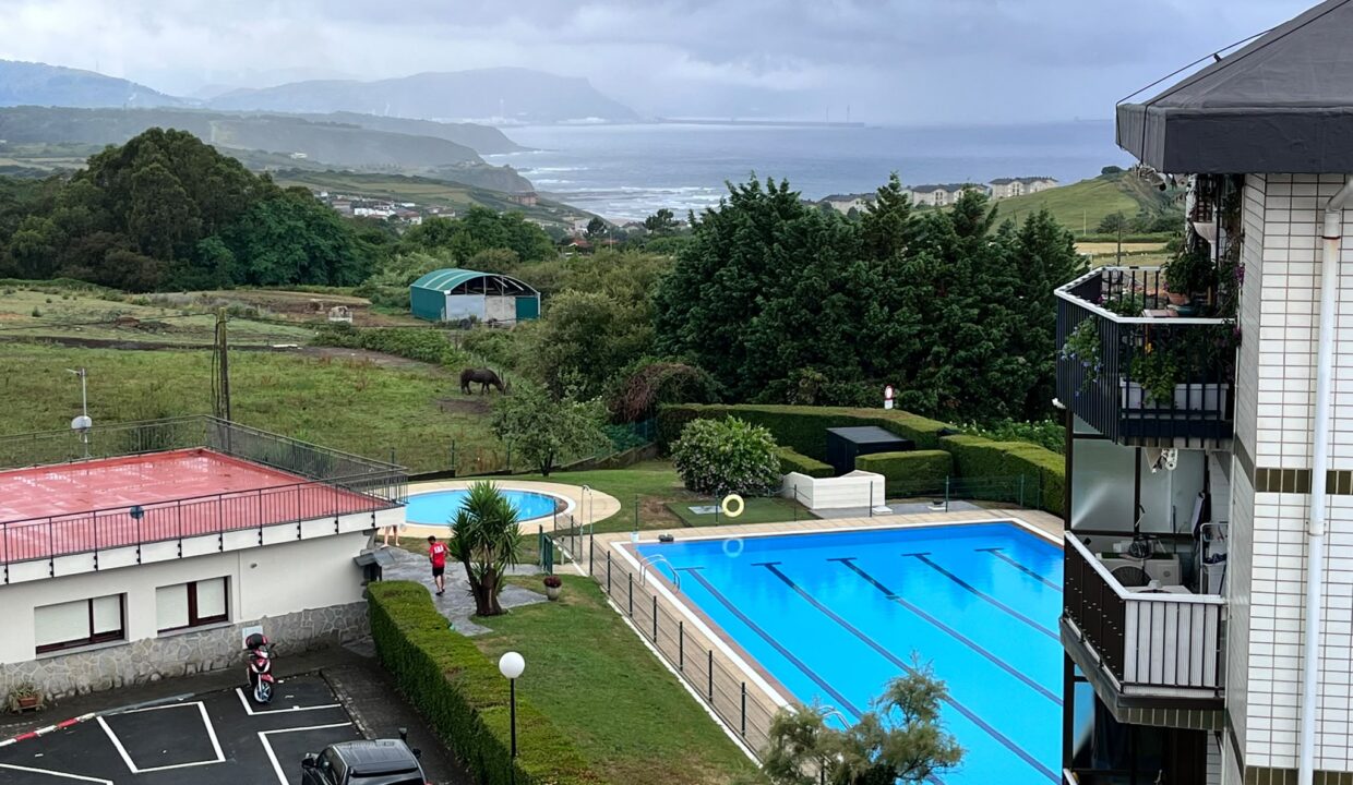 Apartamento en alquiler en Barrika con terraza, vistas y piscina